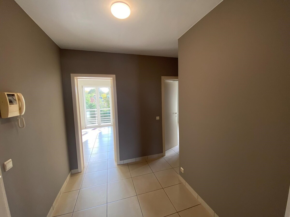 Goed onderhouden appartement met 2 slaapkamers en 2 terrassen 