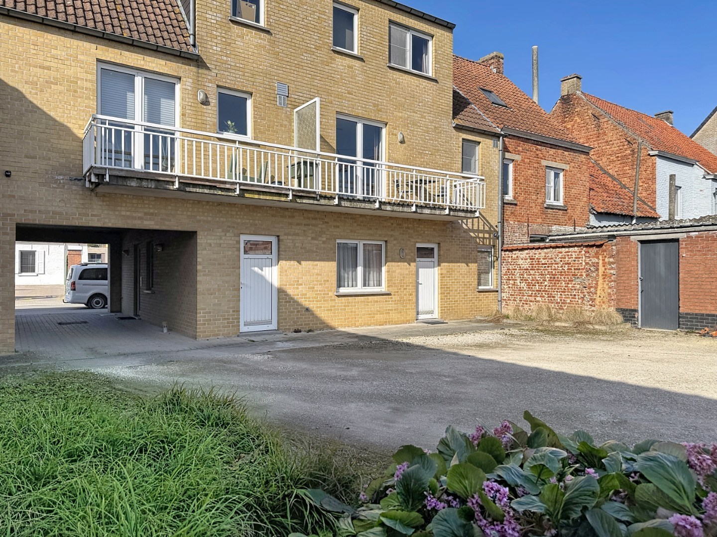 Handelspand/praktijkruimte gelegen in de dorpskern van Merendree 