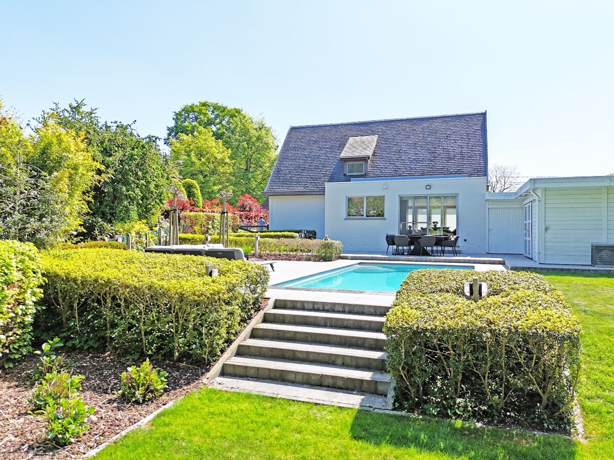 Gerenoveerde villa met zwembad grenzend aan kasteel te Leeuwergem 