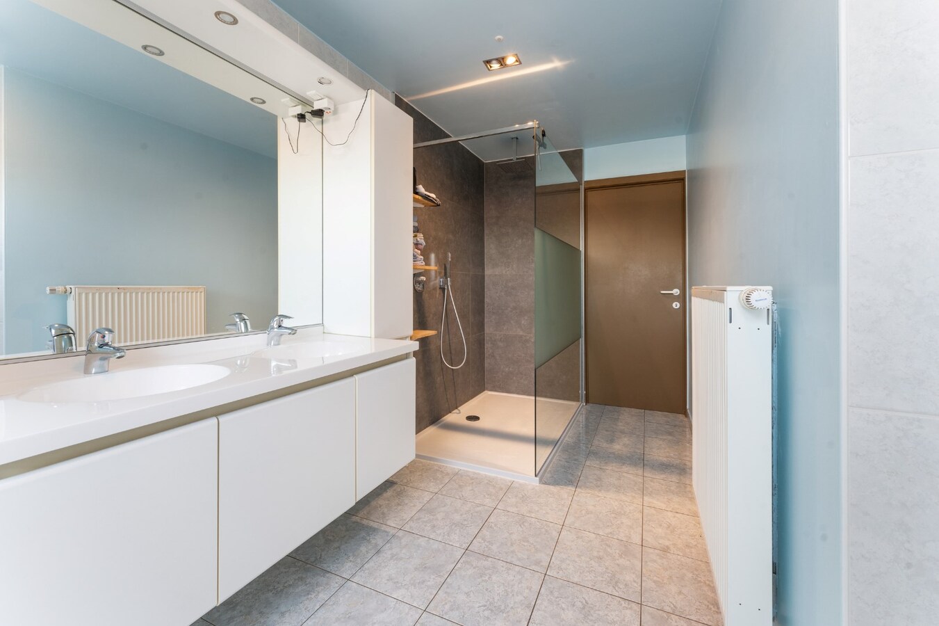 Instapklare woning met 3 slaapkamers en garage te Leke 