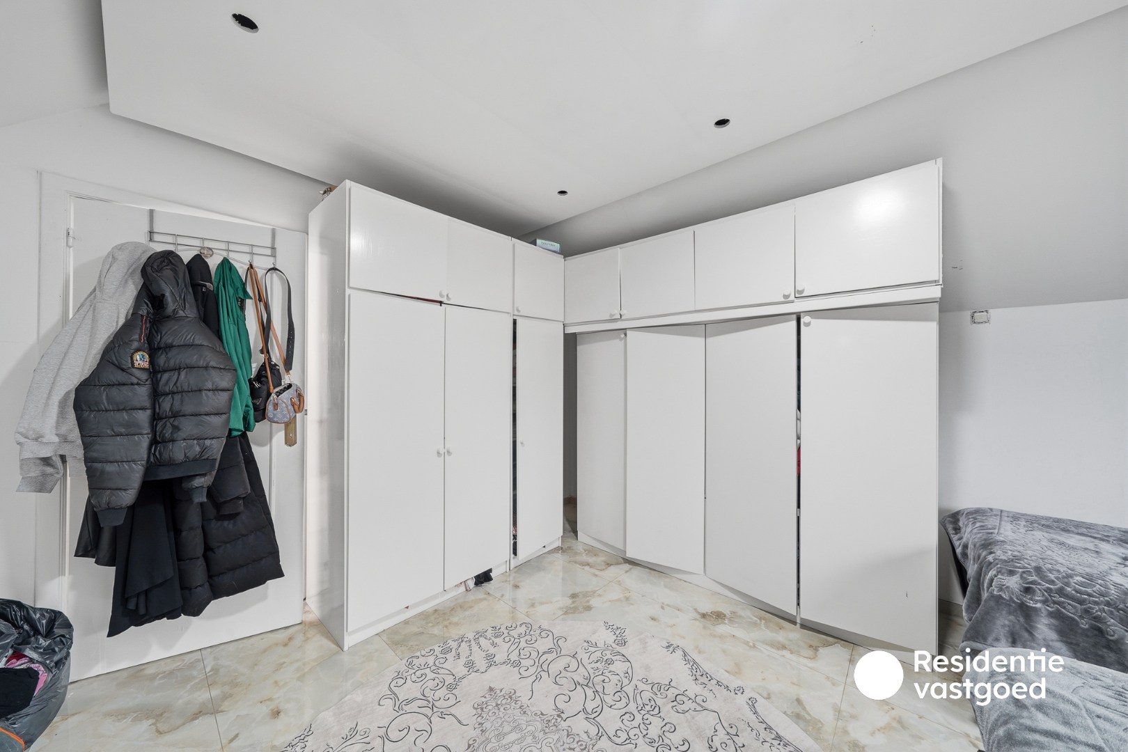 Halfopen woning met tuin en garage te koop 