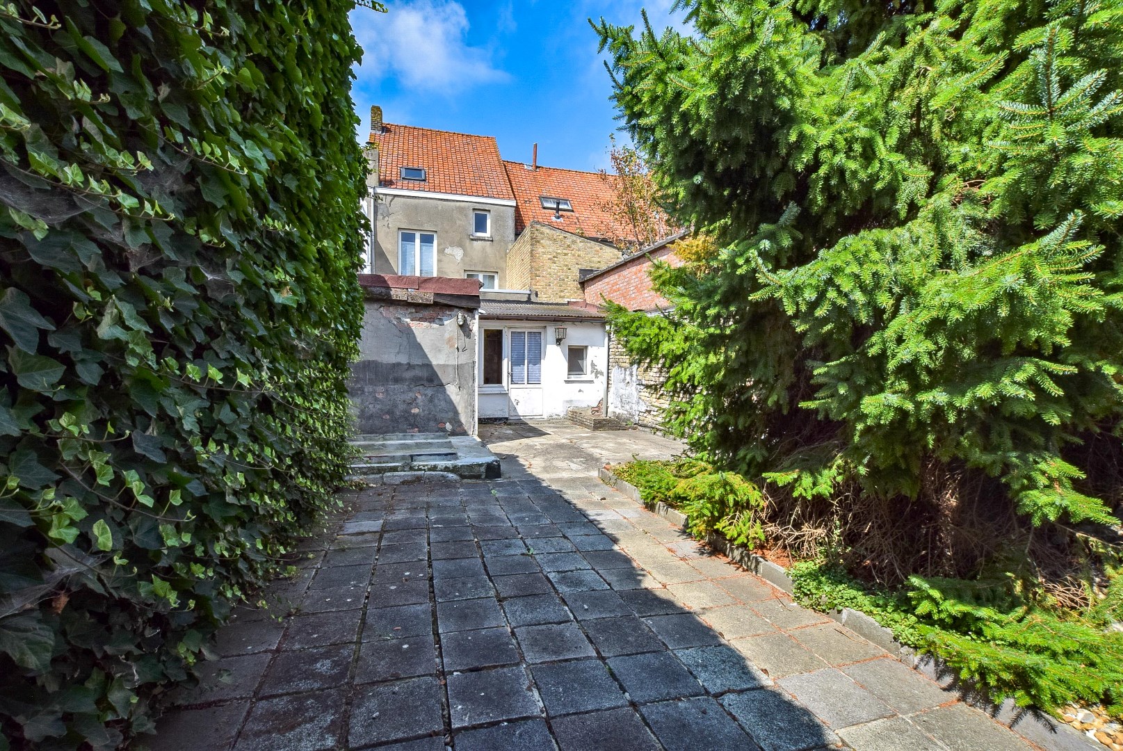 Karaktervolle woning (te renoveren)met 4 slaapkamers en tuin in hartje Nieuwpoort op 170 m². 