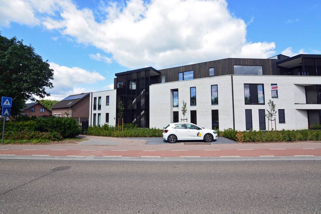 Gelijkvloers nieuwbouwappartement 124 m² met 2 slpk, tuintje en 2 autostandplaatsen. 