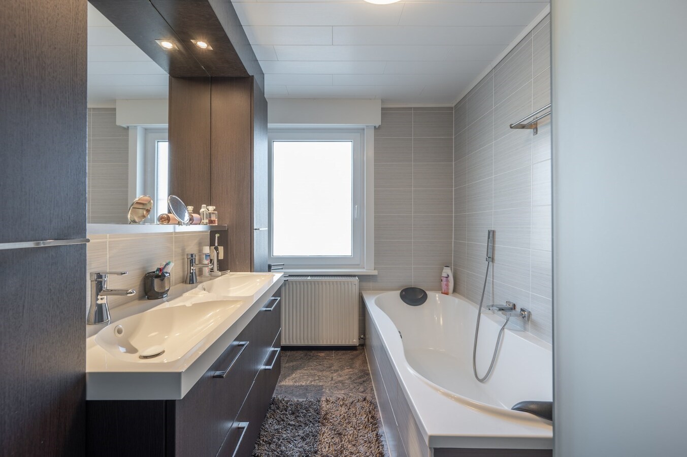 Rustig gelegen halfopen bebouwing met tuin en twee garages te Heist 