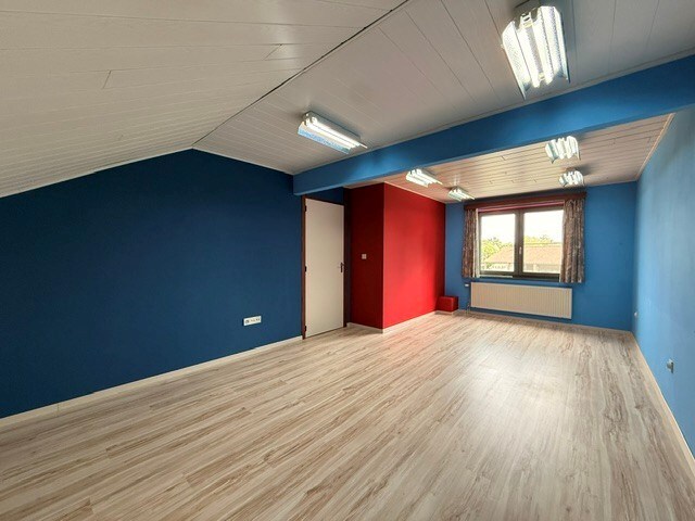 Halfopen woning met 3 slaapkamers, inpandige garage en mooie tuin in Kleine Brogel. 
