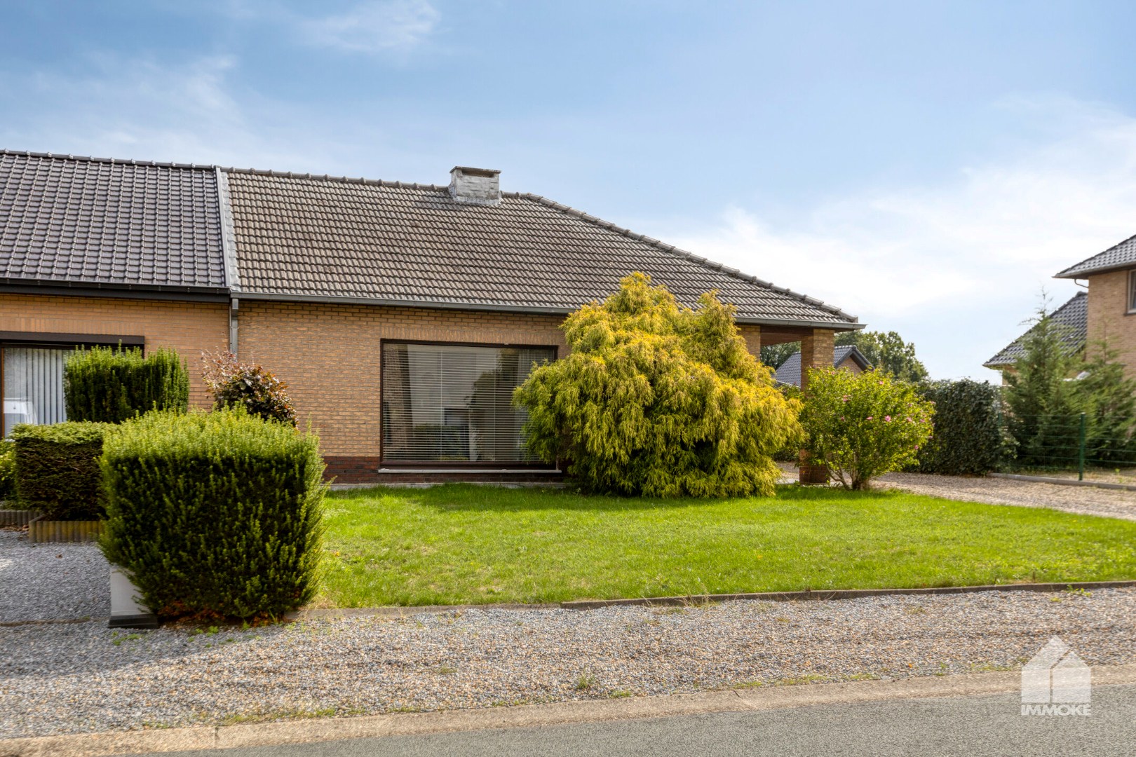 Te renoveren, gelijkvloerse woning op 13a 60ca met 2 slpk en garage. 