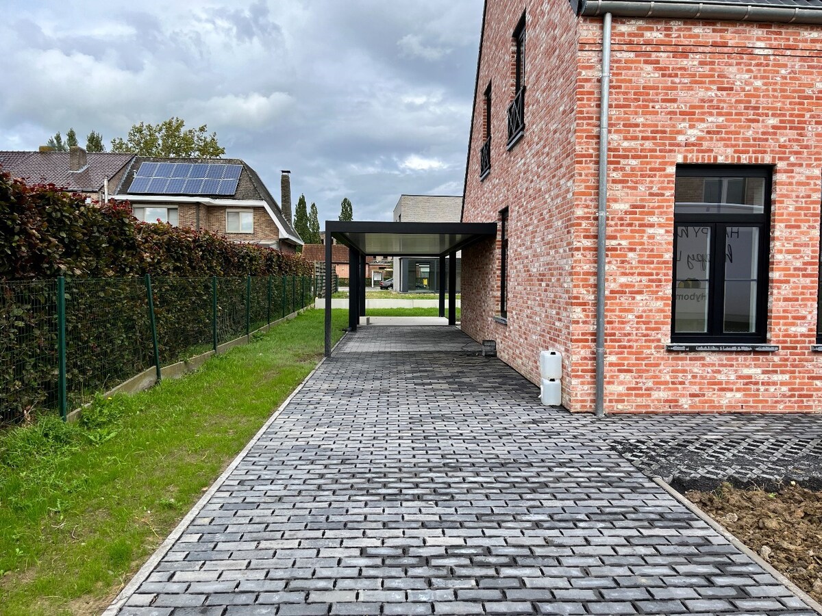 Instapklare nieuwbouwwoning met carport te Langemark 