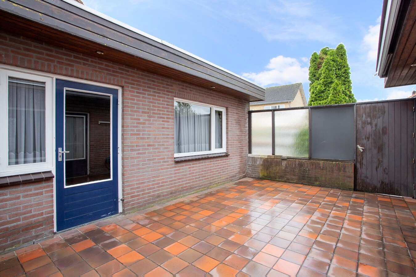 Tweekapper met vrijstaande garage en inrit gelegen op een hoekperceel in Reusel. 