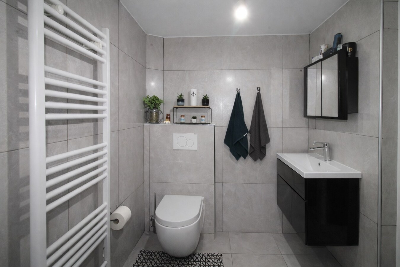 Te koop: Centraal gelegen stadswoning met drie slaapkamers en dakterras in hartje Sint-Niklaas! 