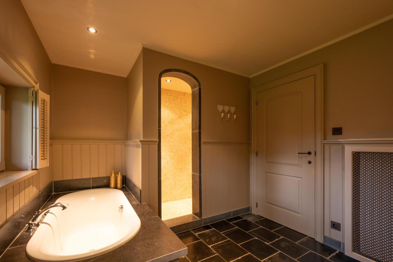 Idyllisch landhuis gelegen op 8330 m² te Ruiselede 