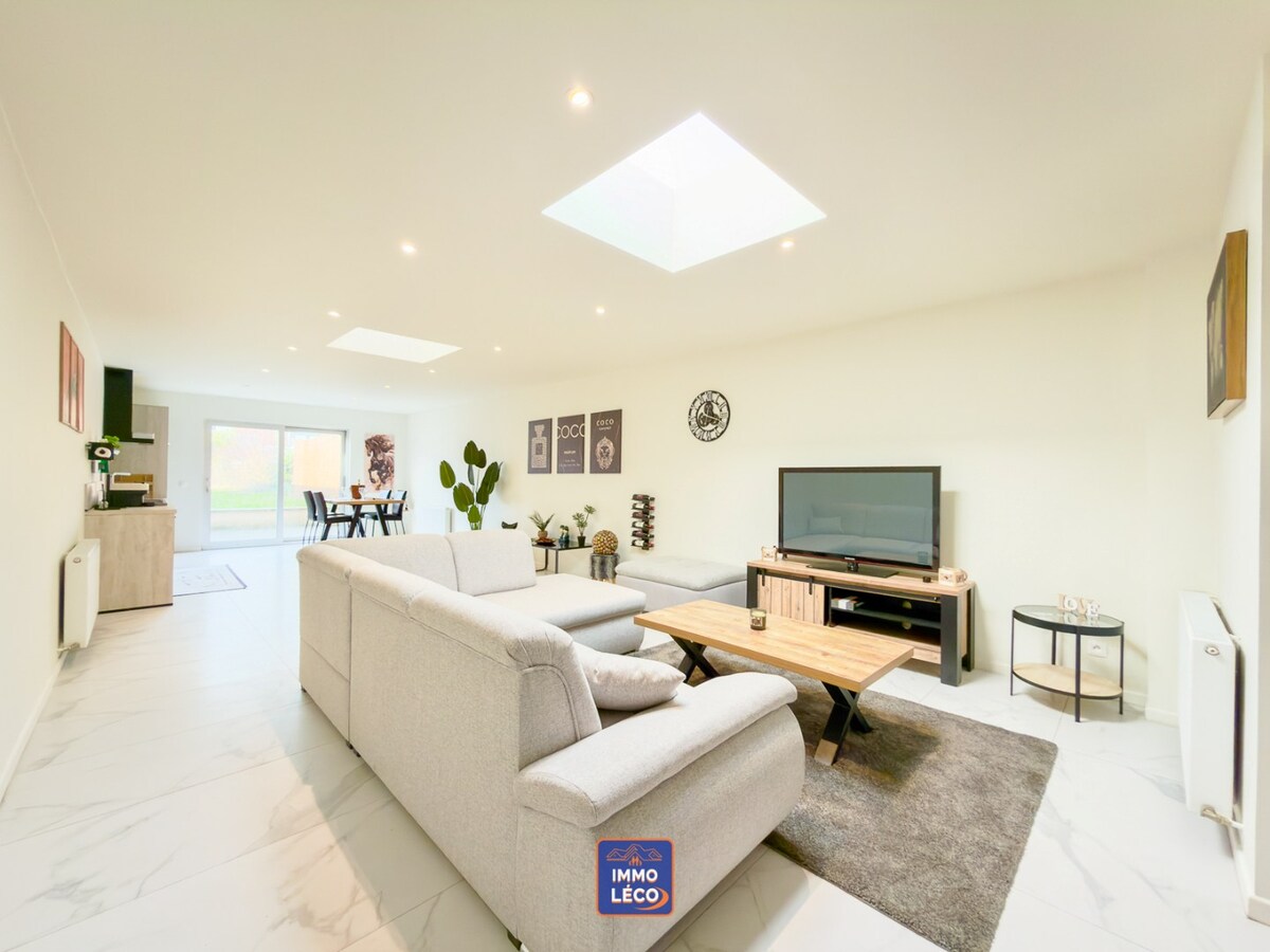 Maison spacieuse entièrement rénovée avec jardin ! 