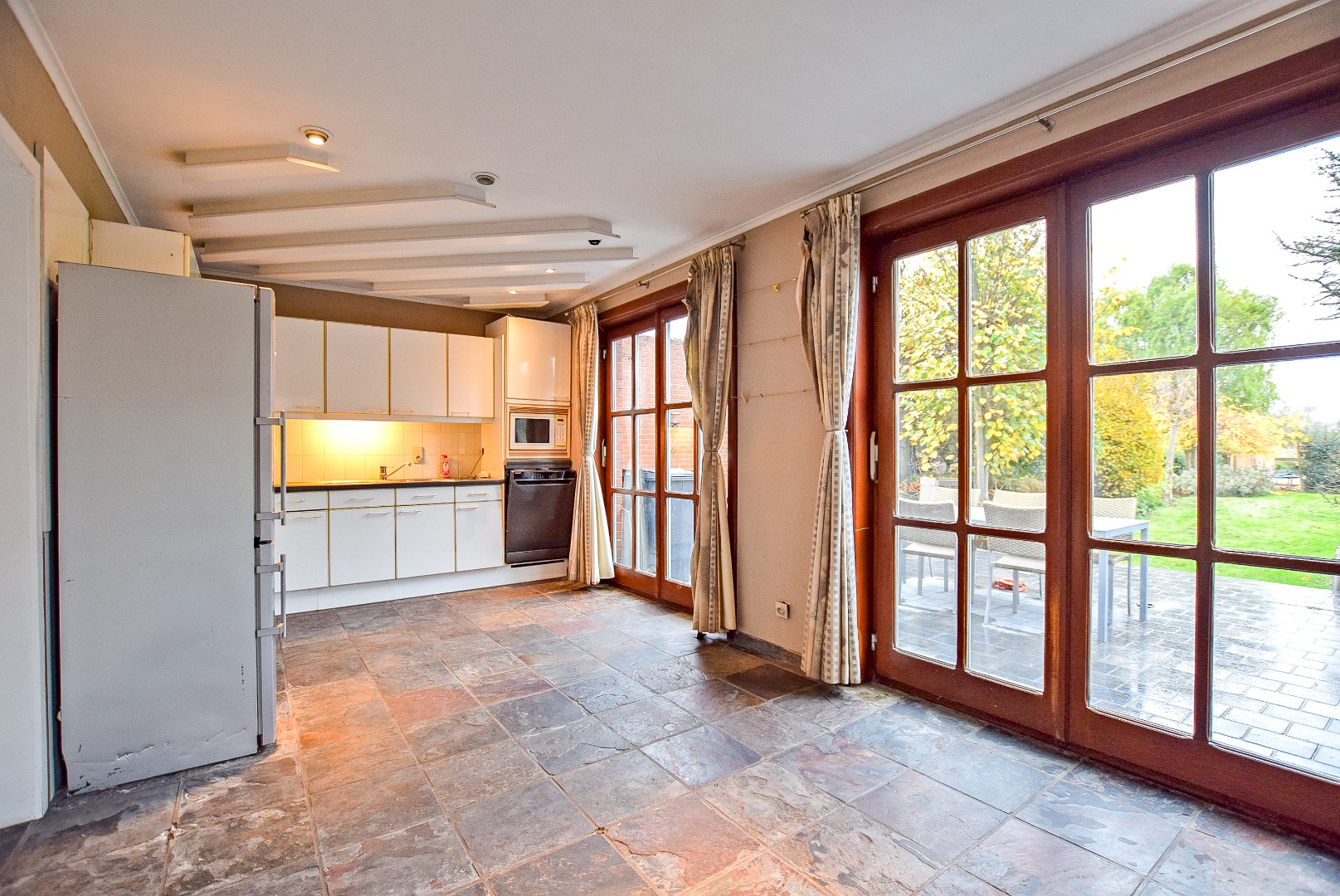 Ruime woning met dubbele garage en knappe uitzichten te centrum Veurne 