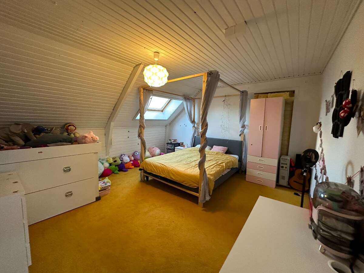 Volledig vernieuwde woning met dubbele garage 