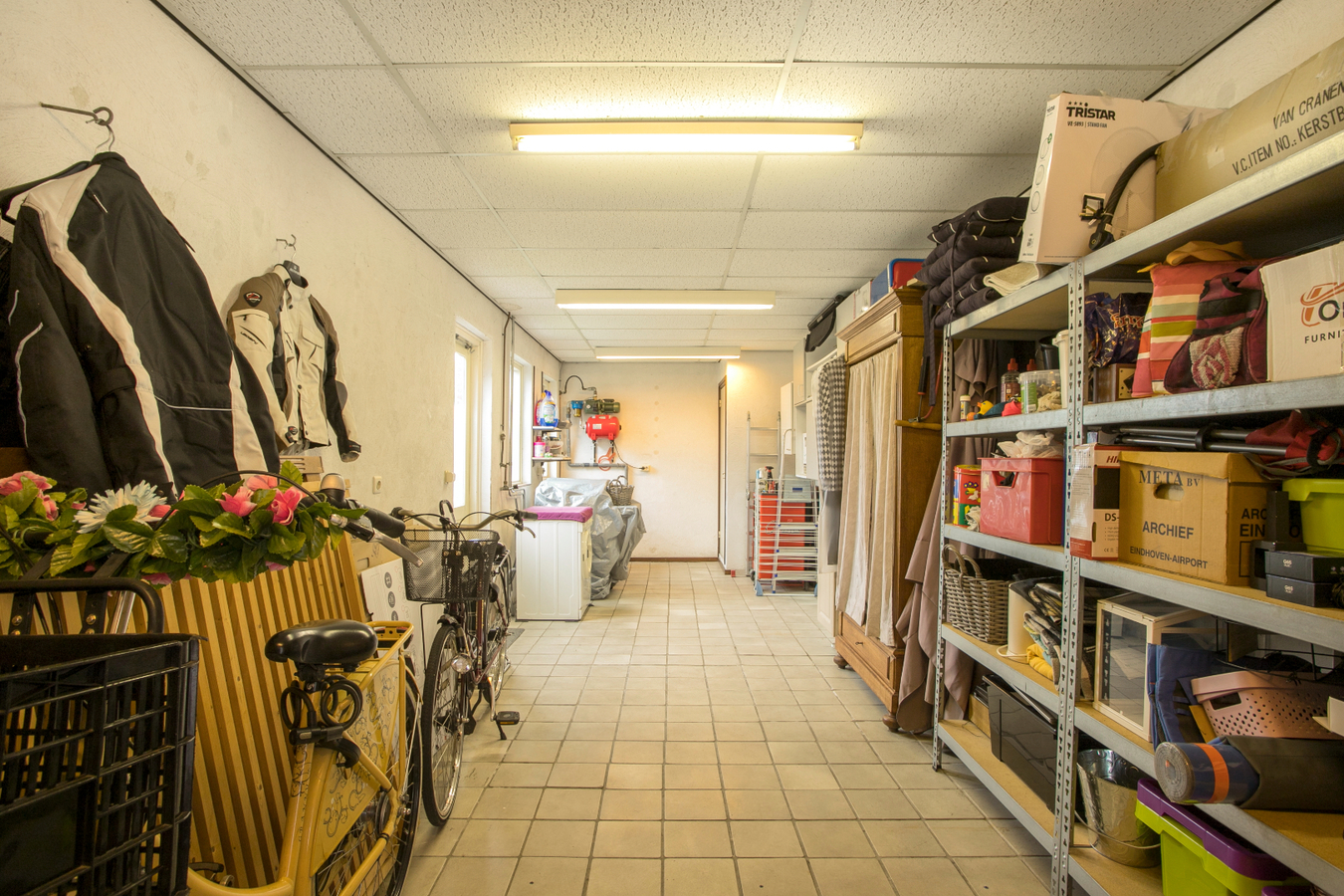 Hoekwoning met garage, carport, overkapping en bergingen gelegen op 326m2 in het centrum van Bladel. 