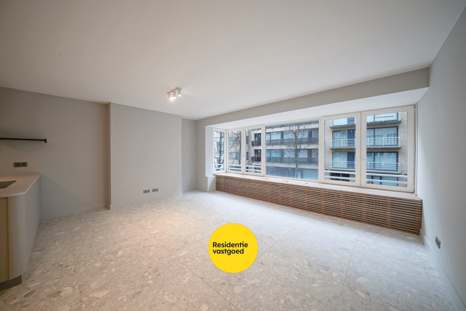 Gerenoveerd 2-slpk appartement met balkon en lift in Oostende 