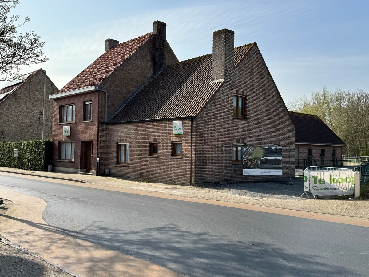 Alleenstaande woning met naastliggend stuk bouwgrond en weide te Eernegem 