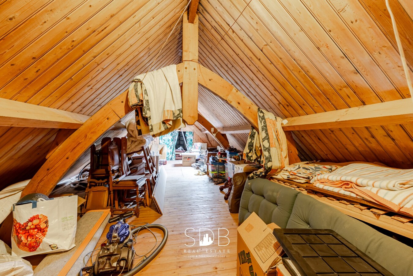 Landelijke woning met authentiek gastenhuis, stalgebouw, graslanden en buitenpiste op 20.285m² 