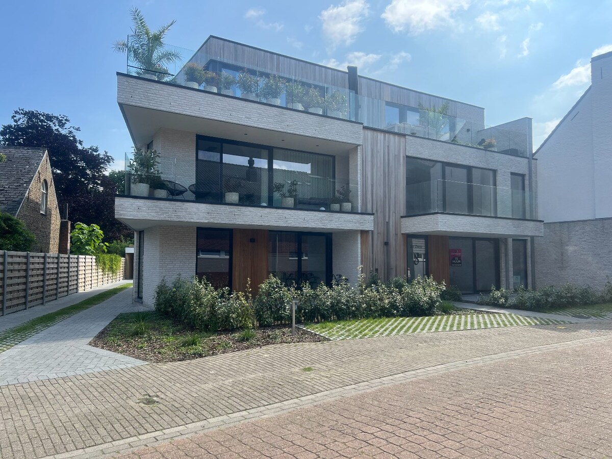 Prachtig nieuwbouwappartement van 108,43 m² met autostaanplaats op uitstekende ligging in hartje Jabbeke 