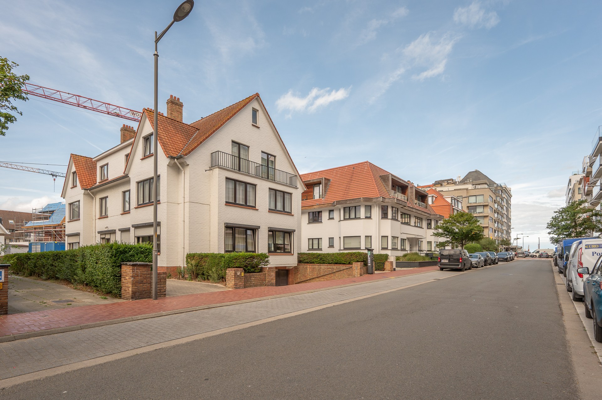 Appartement lumineux d'angle avec terrasse situé à distance de marche de la digue du Rubensplein. 
