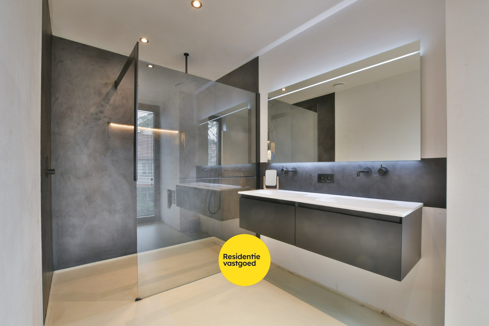 Exclusieve koppelvilla van 348 m² met 6 slaapkamers in rustige woonwijk 
