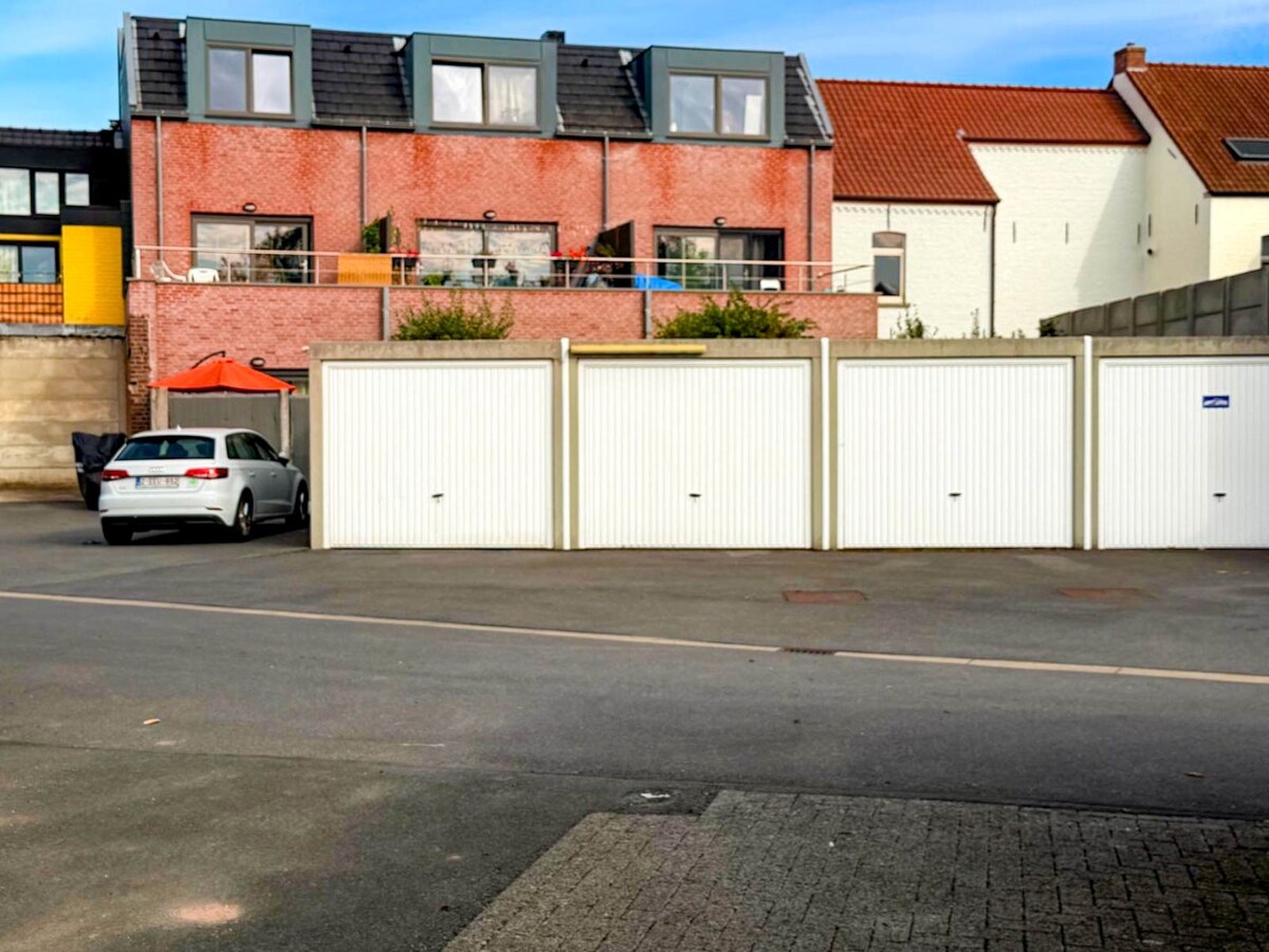 Knusse woning met ruime tuin en uitweg en mogelijkheid tot aankoop van een garage. 