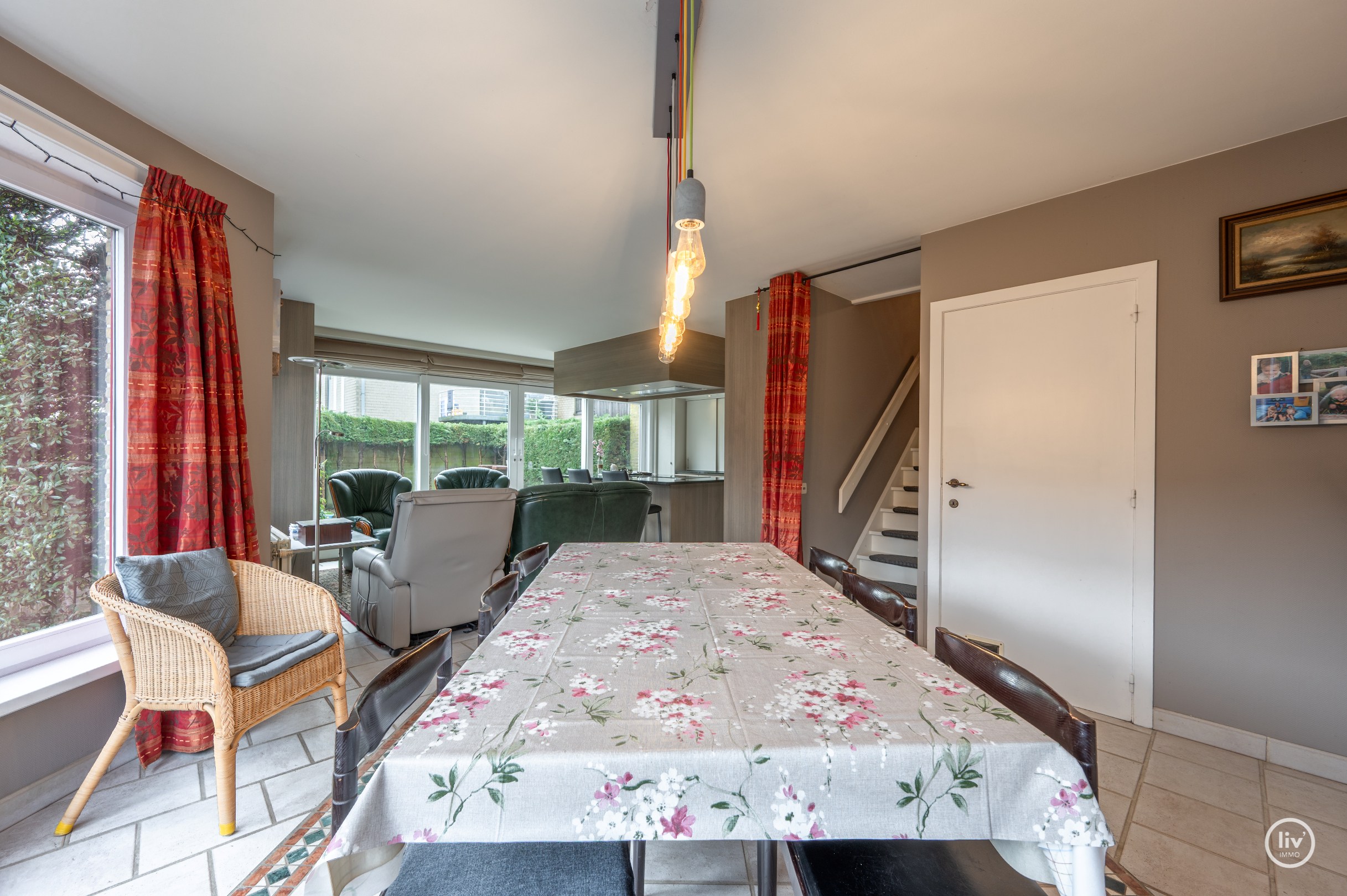 Ruime woning met 4 slaapkamers gelegen in centrum Knokke vlakbij Duinenwater. 