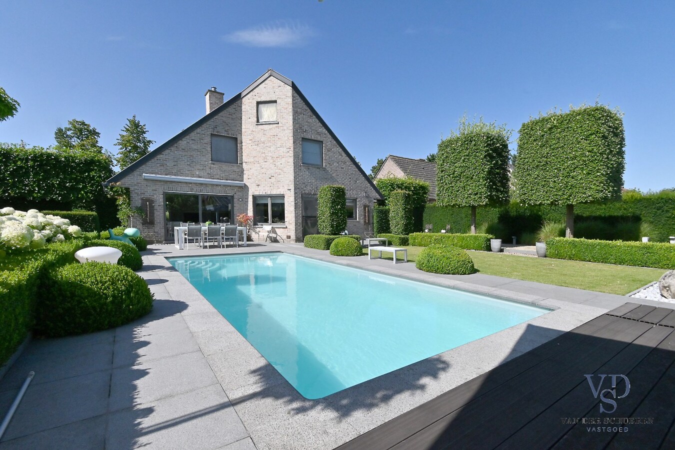 Tijdloze villa met zwembad in residentiële wijk 