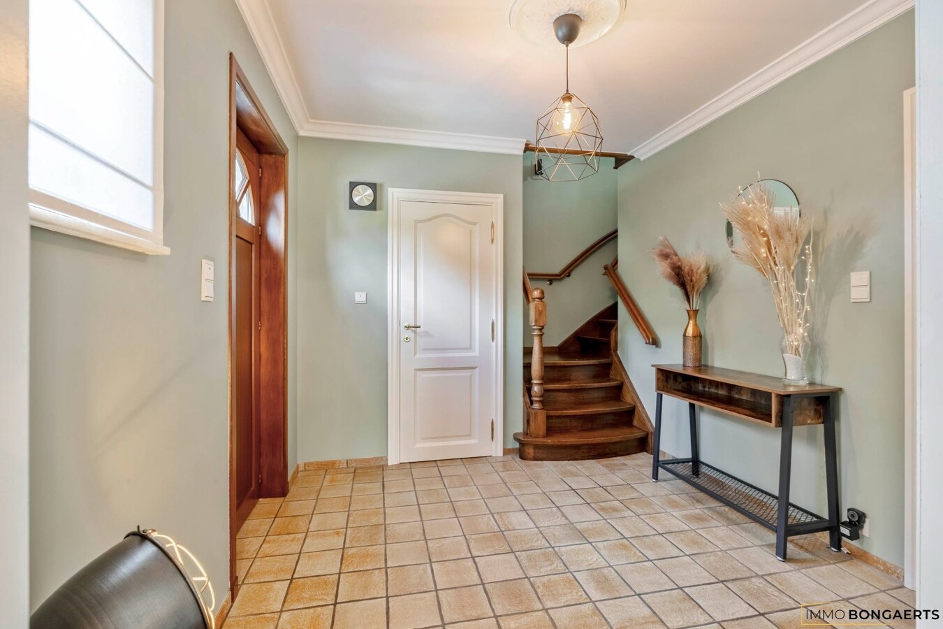 Ruime woning op een zeer rustige locatie met tuin, garage, carport en 3 slaapkamers in Opglabbeek. 