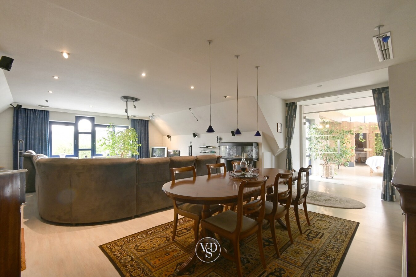 Ruim handelspand met penthouse in villastijl 