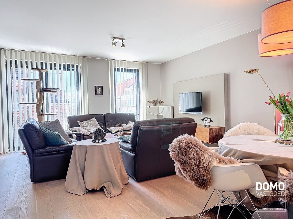 Luxe duplex appartement met inpandig terras, lift en garagebox, gelegen in het centrum van Alken - energielabel A. 