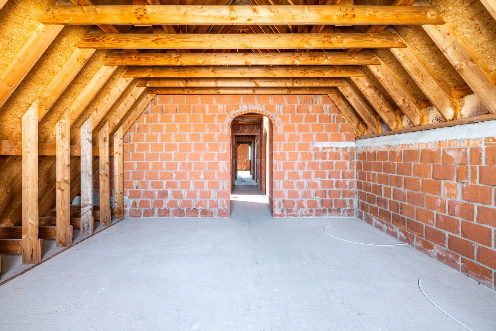Landelijk gelegen ruwbouwhoeve met bijgebouwen op uitzonderlijk perceel van ca. 9.331 m² 