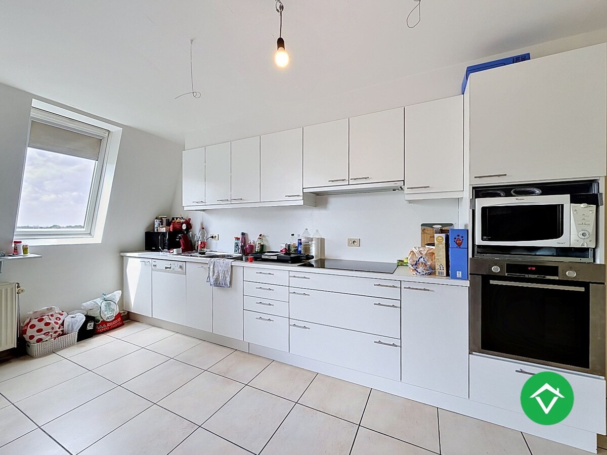Instapklaar dakappartement met 4 slaapkamers, 2 terrassen en autostaanplaats te Roeselare (160m²) 