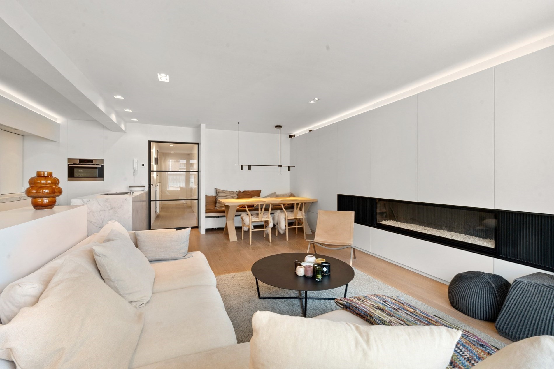 Bel appartement rénové, spacieux avec 2 chambres et une belle largeur de façade, situé au centre de l'avenue Lippens à Knokke. 