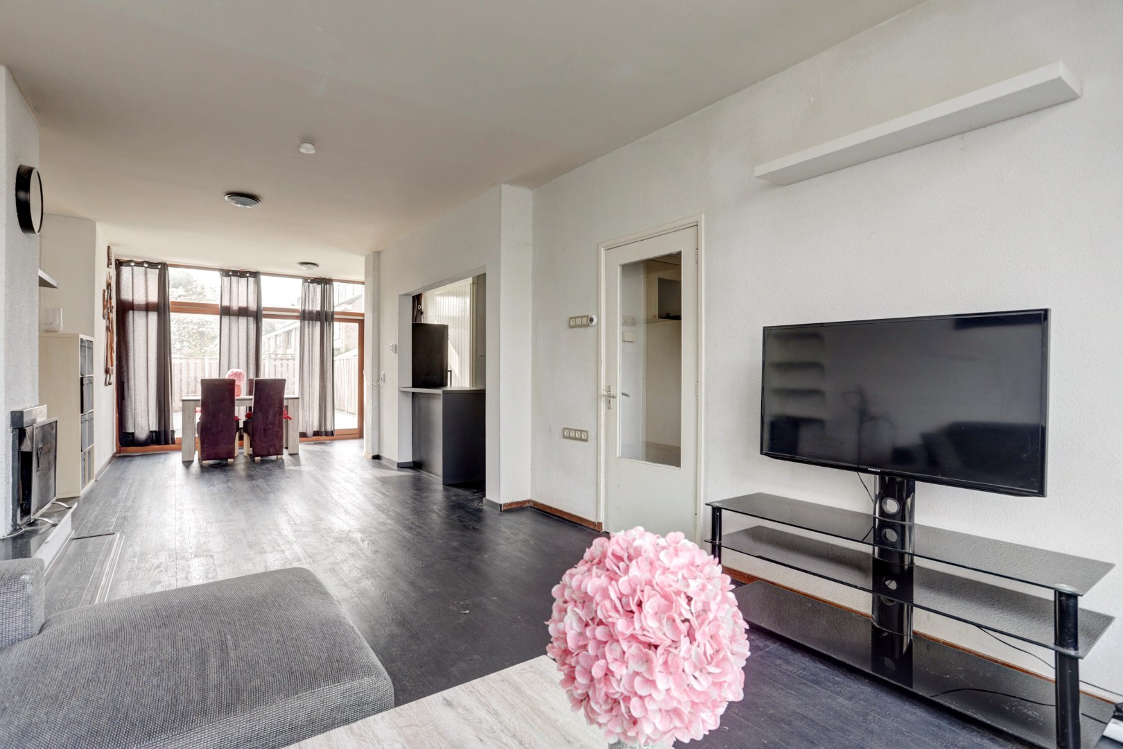 In het geliefde "Lage Land' is gelegen deze uitgebouwde 5-kamer tussenwoning met zonnige en diepe tuin en geheel gelegen op eigen grond. 