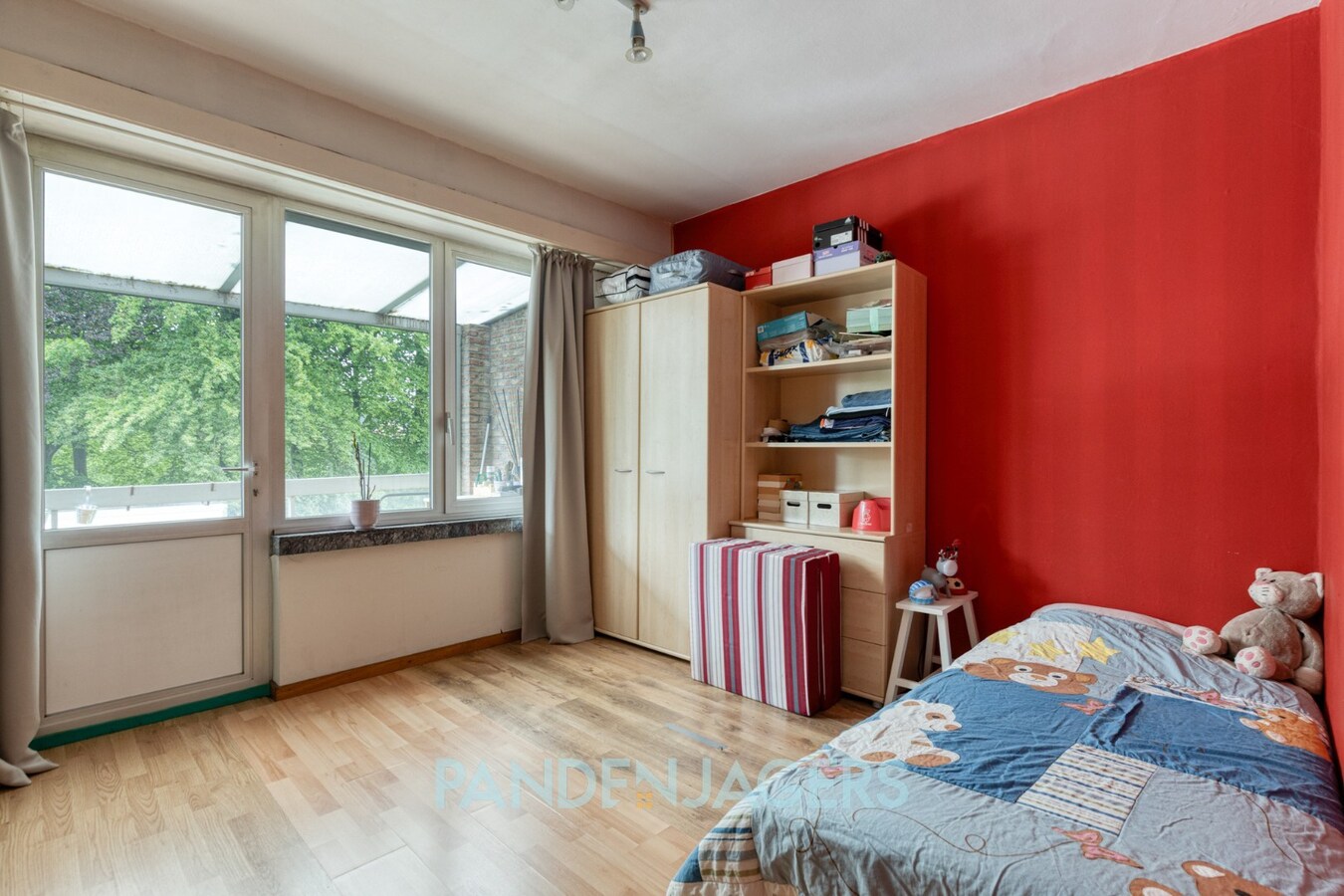 Kleinschalig gebouw met 2 appartementen en bijhorende garageboxen te Brasschaat 