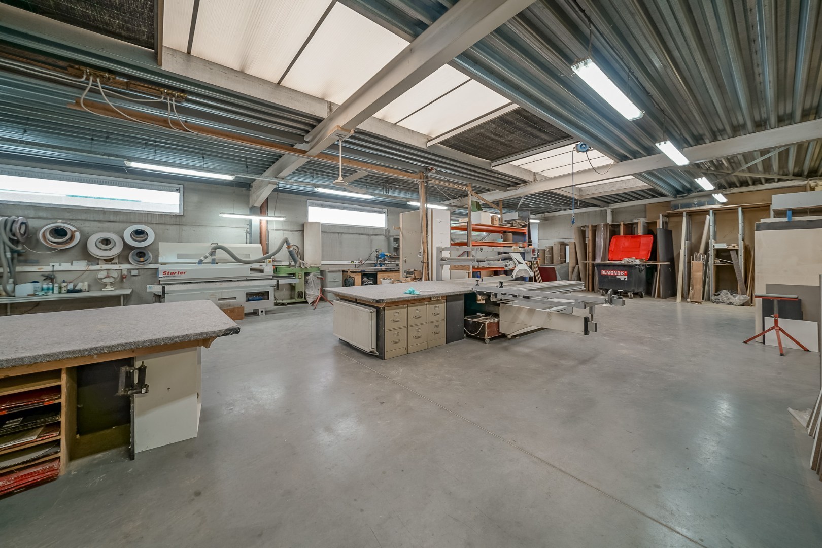 Winkelruimte met magazijn en woonst te Oostende 