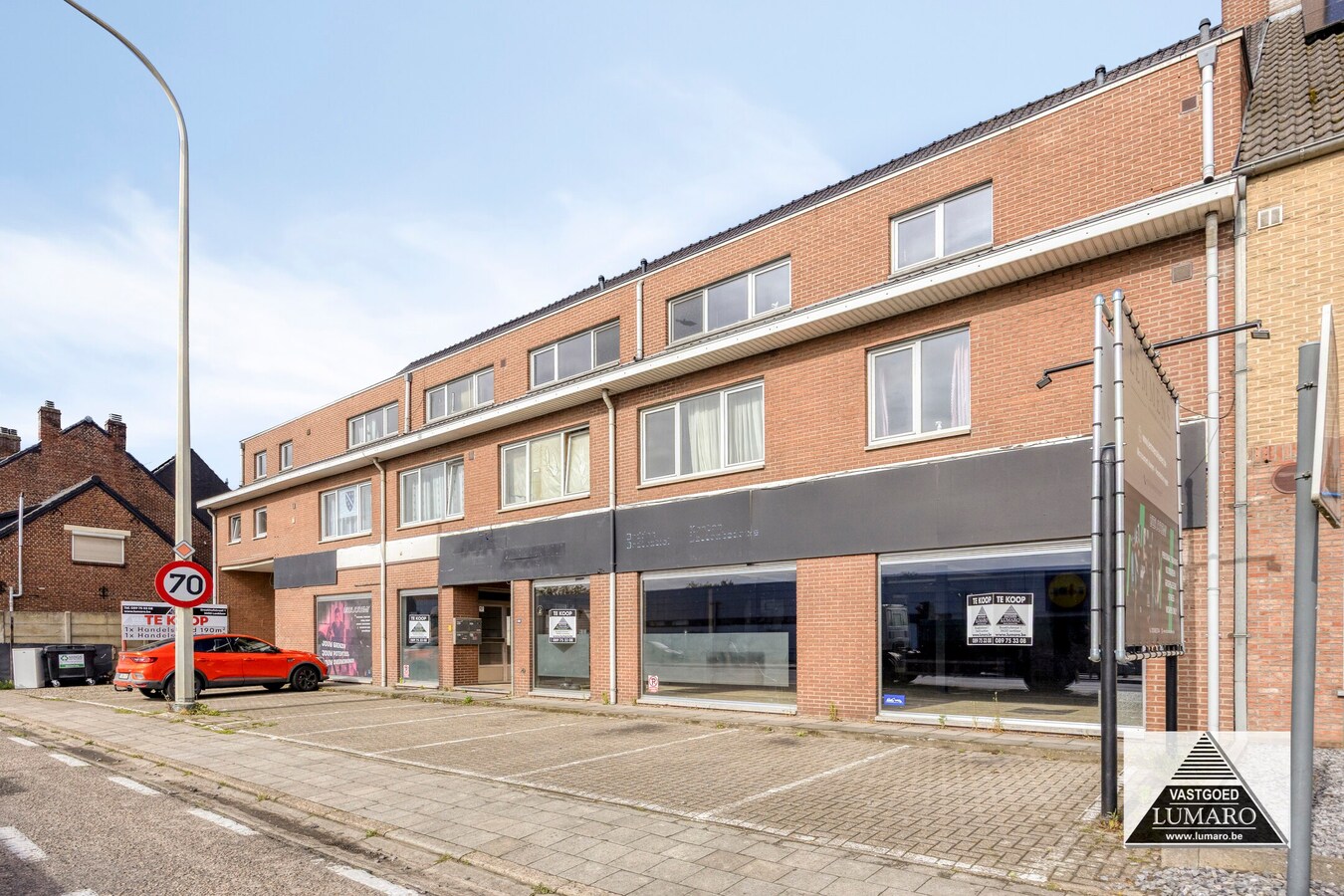 COMMERCIEEL  gelegen handelsgelijkvloers met privé parking 