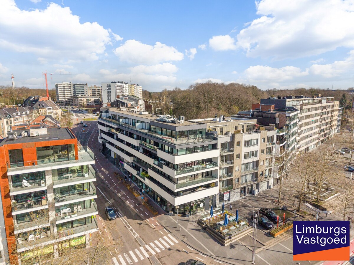 Exclusief penthouse met ruim terras, 2 slpk, dubbele autostaanplaats, centrum Genk 
