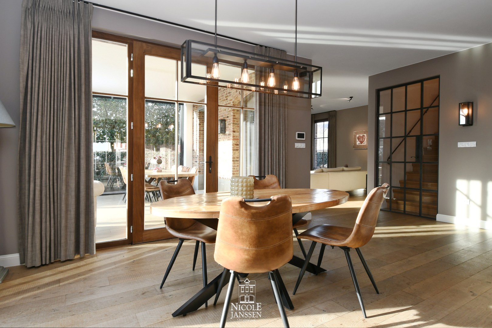 Eethoek met zicht op de tuin 