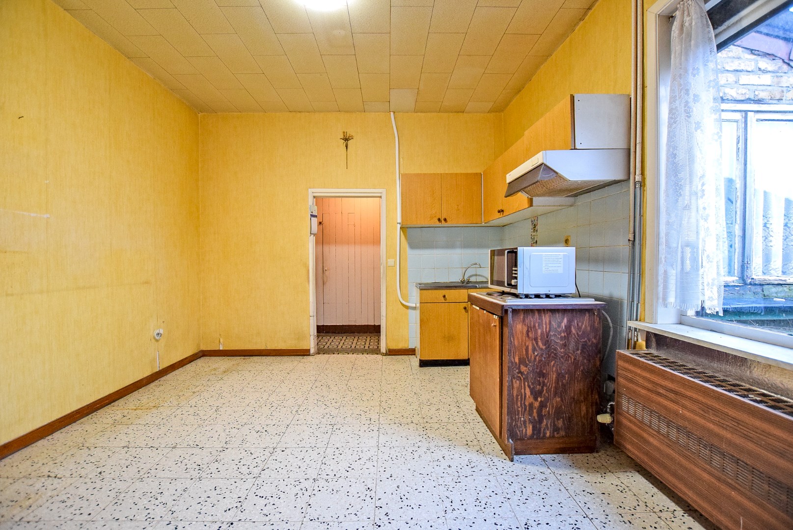 Gezellige woning te koop in Hoogstade met zongerichte tuin en zijtoegang. 