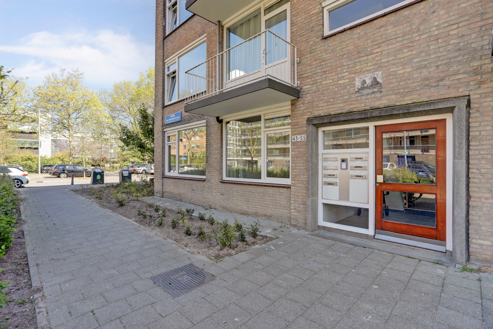 Bijna 100 m² gelijkvloers woonplezier op de begane grond met terras van ca. 36 m².  Deze 3- (voorheen 5) kamerwoning is gelegen op eigen grond! 