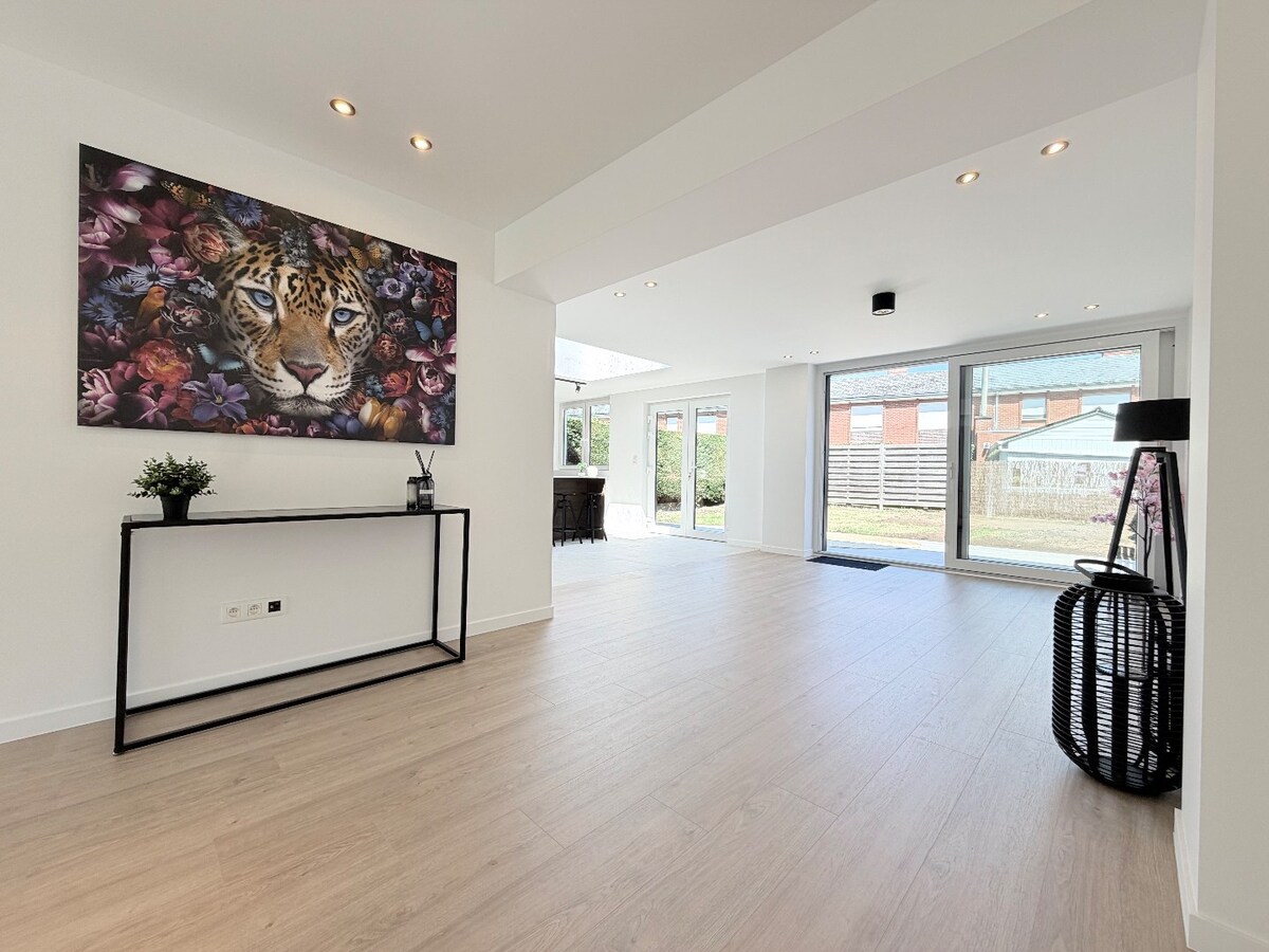 Prachtige gerenoveerde zeer ruime woning in een rustige wijk te  Gullegem ! *** NONO INSPIRED*** 