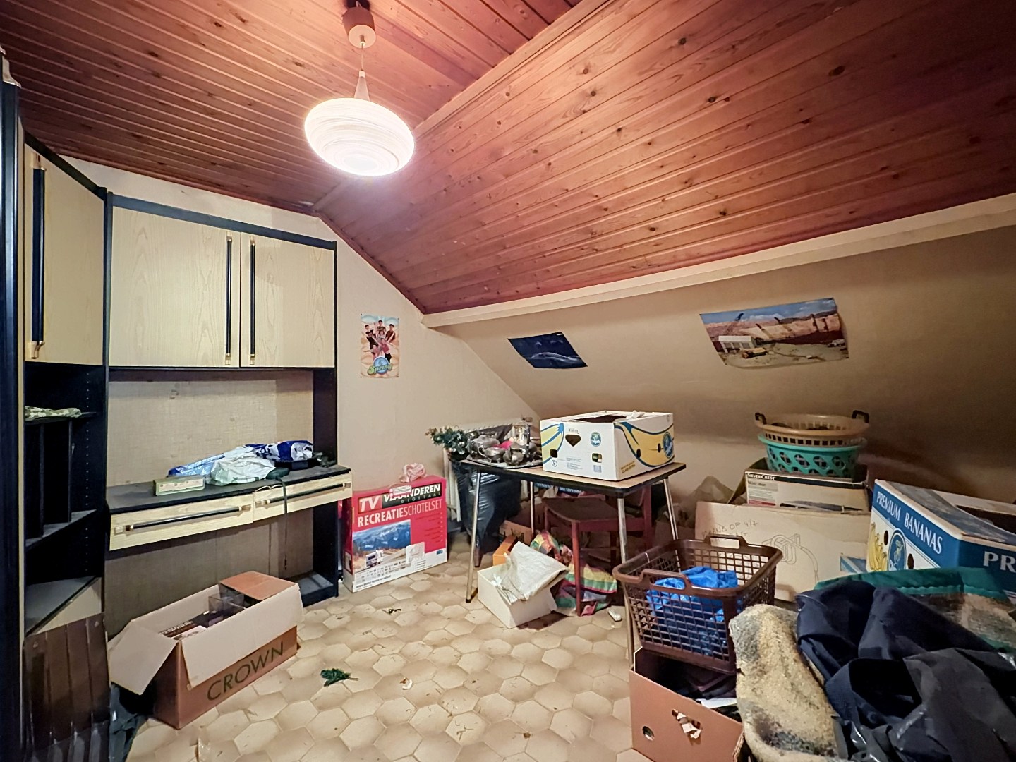 Te renoveren woning met 4 slaapkamers in Schoten 