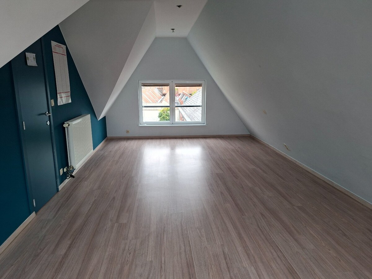 Beau duplex avec grand living traversant 