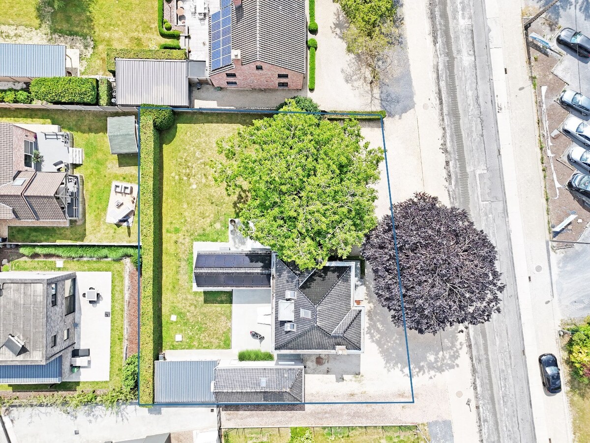 Herenwoning met afzonderlijke praktijkruimte te Velzeke 
