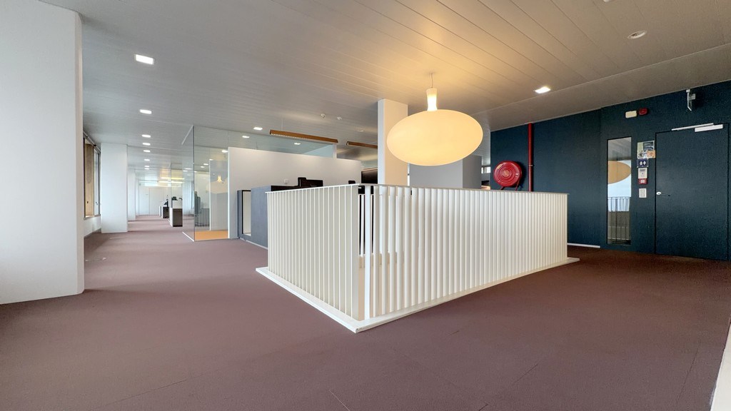 Modern kantoorgebouw te koop nabij oprit R4 te Wondelgem