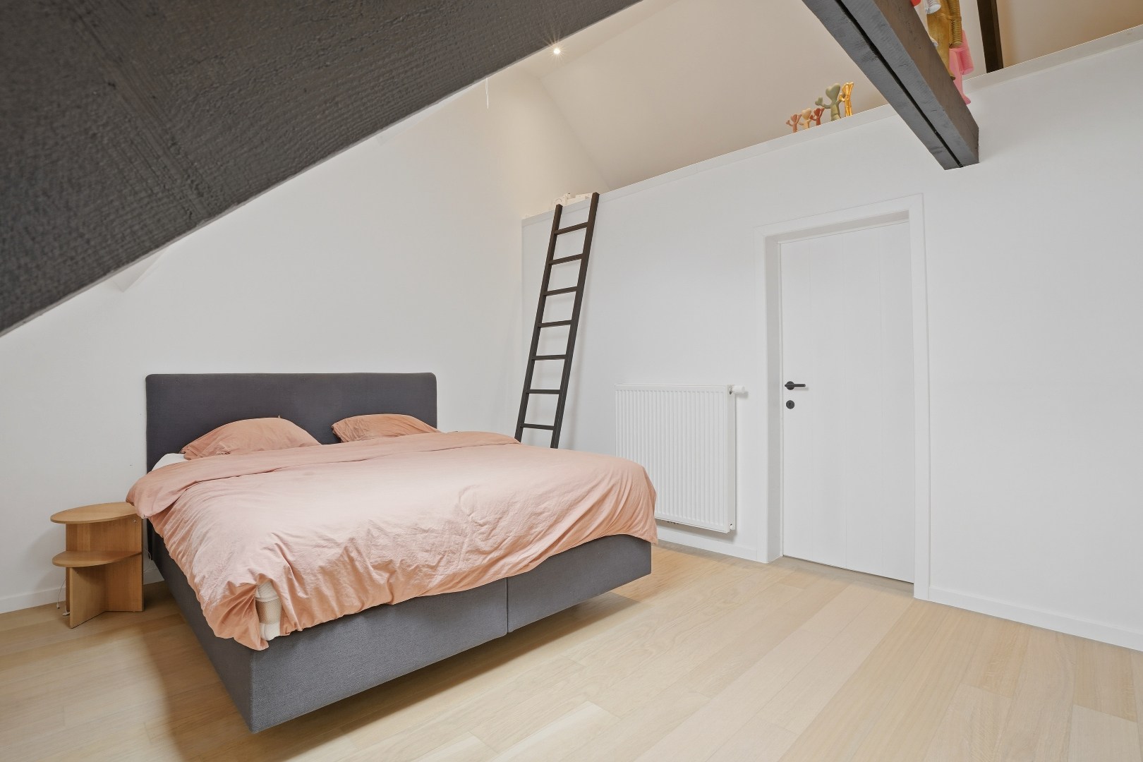 Subliem gerenoveerde herenwoning met 6 slaapkamers inclusief garage in Nieuwpoort-Stad op 135 m². 
