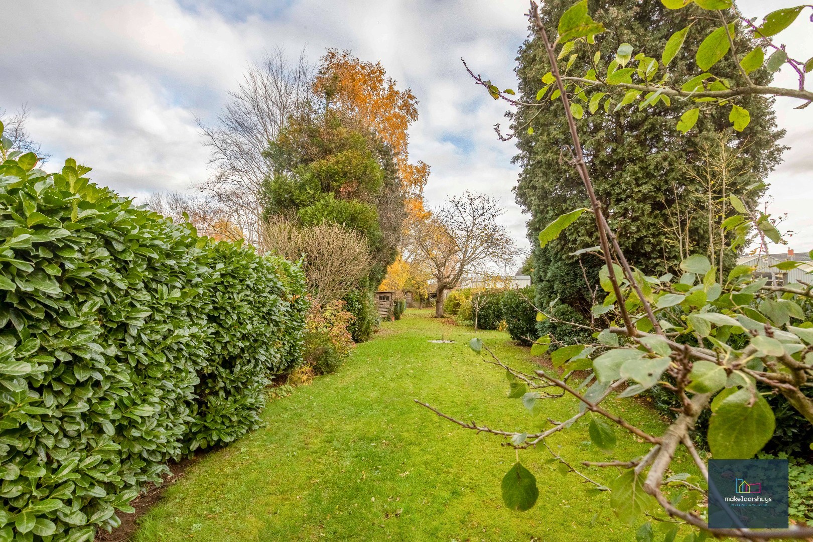 Verzorgde halfopen bebouwing met grote tuin en carport 