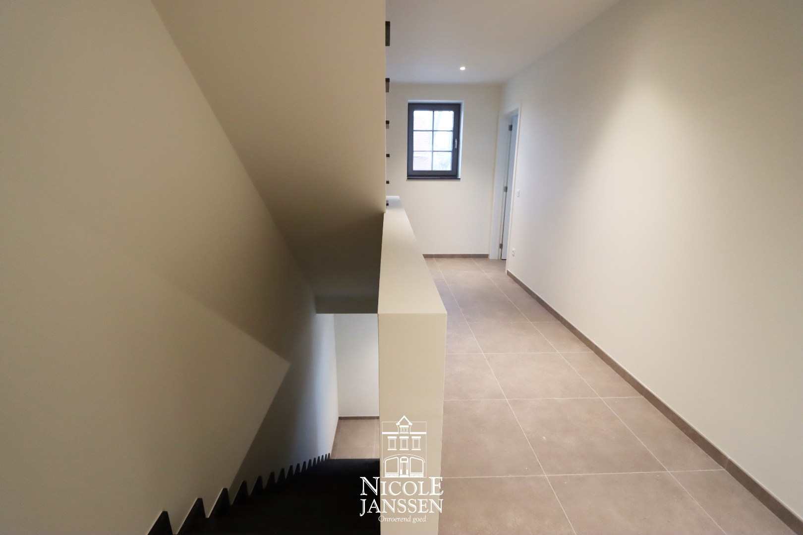 Nieuwbouwwoning met carport 