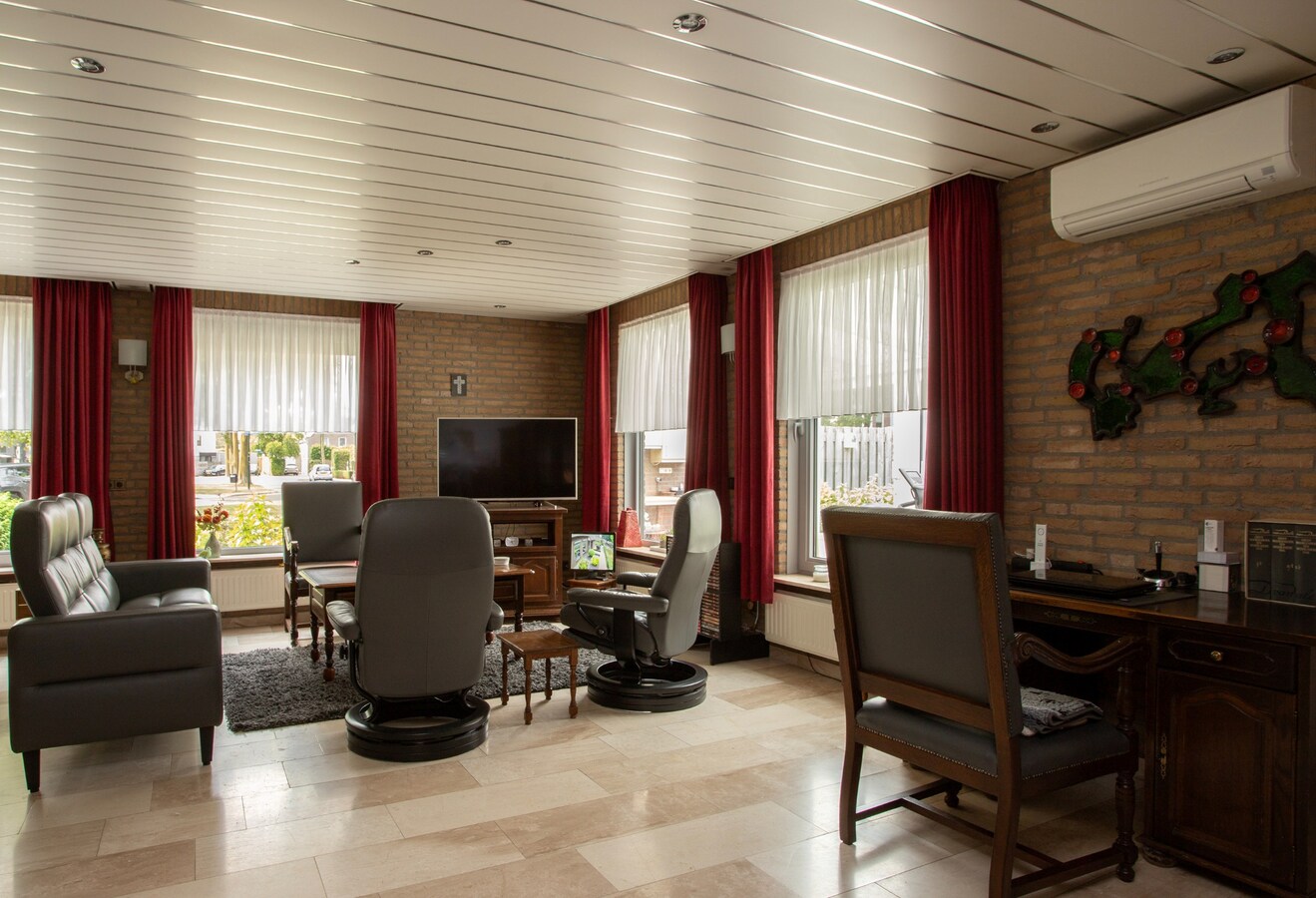 Vrijstaande degelijk gebouwde woning met inpandige dubbele garage. 